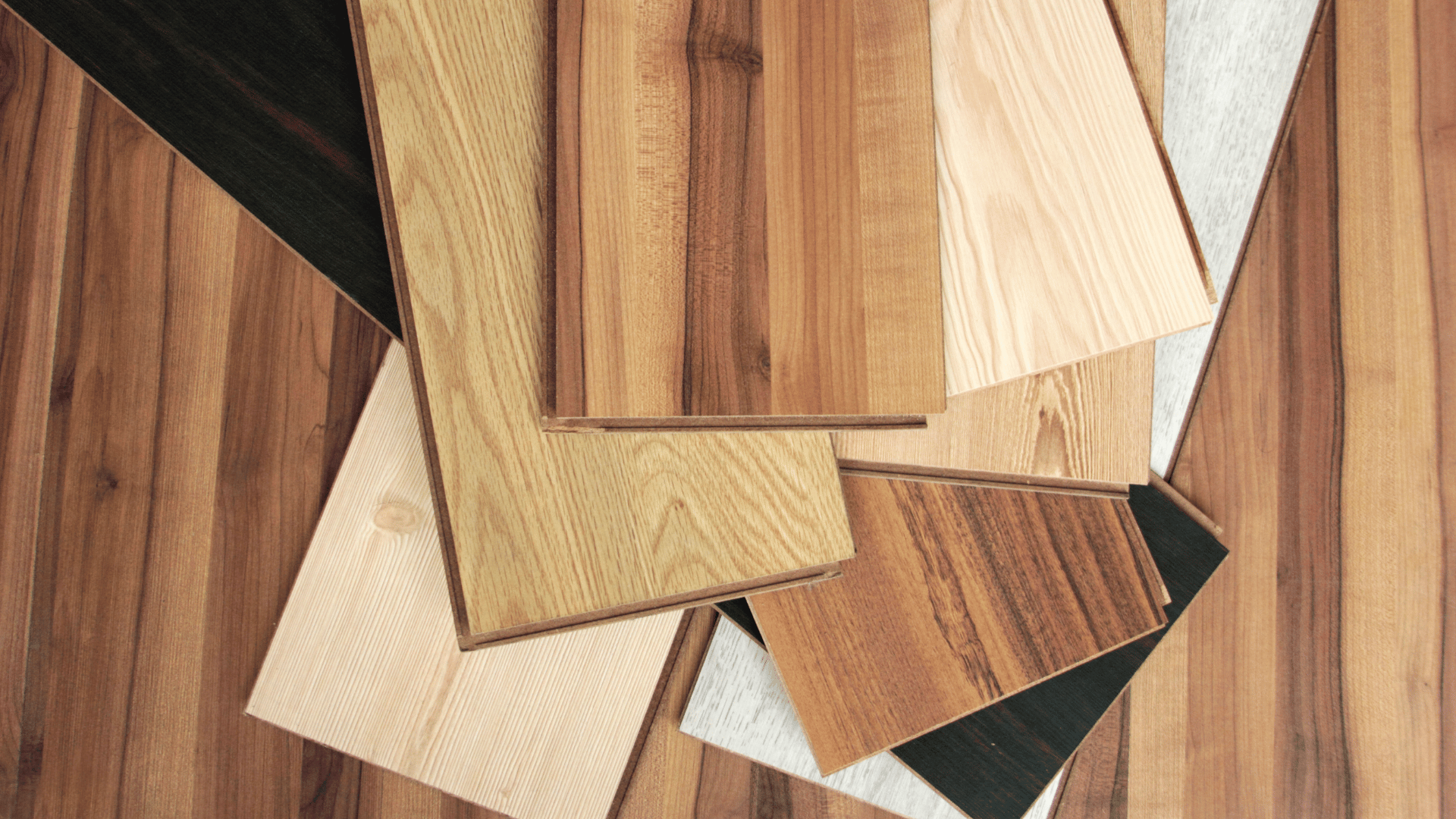 Instalación de parquet flotante: surtido de diferentes colores de parquet flotante