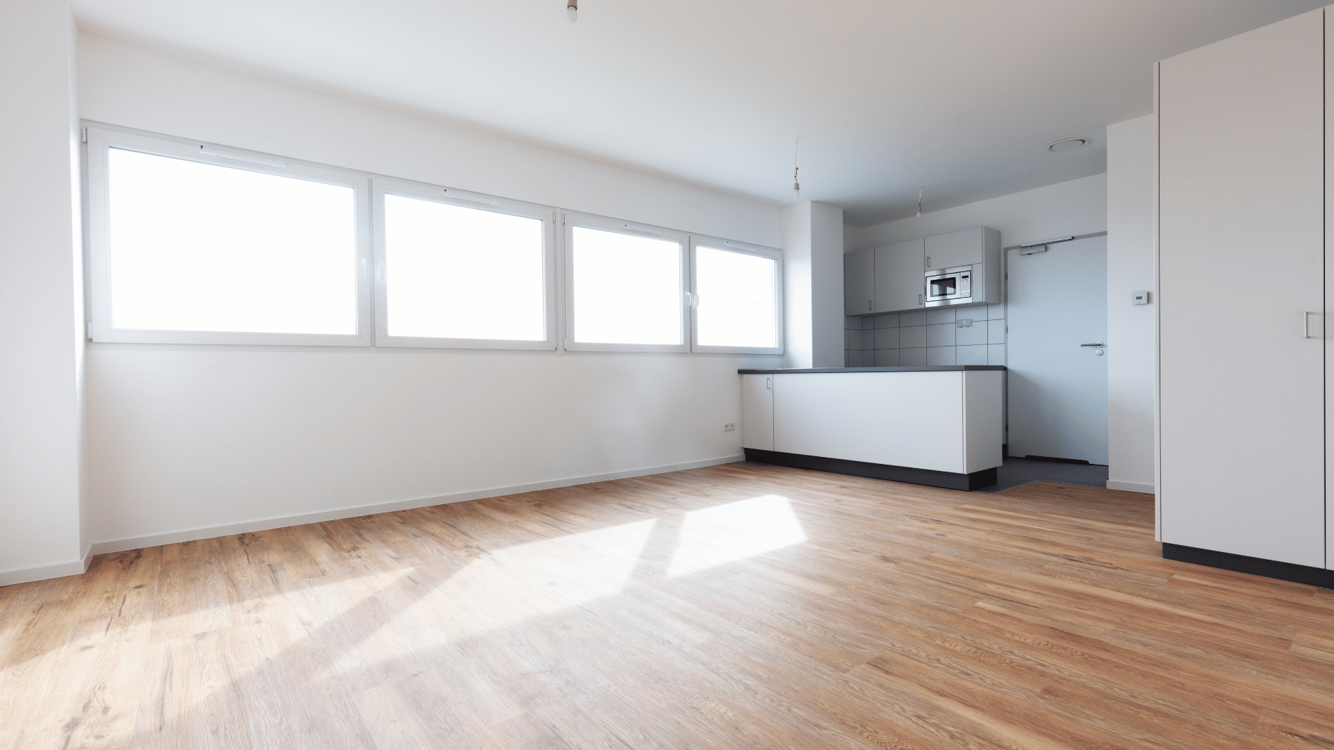 suelos de tarima: habitación blanca con suelo de tarima