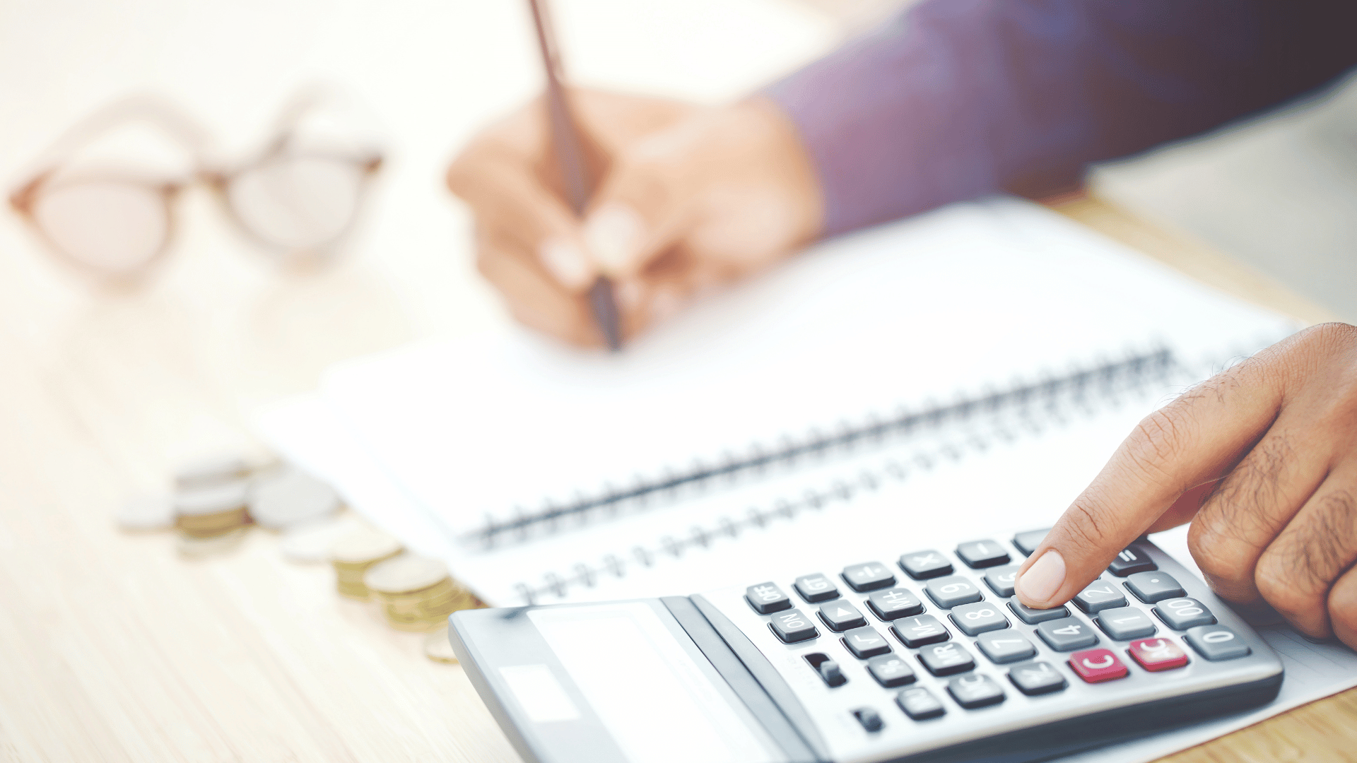 Presupuesto de parquet: persona con una calculadora y un cuaderno