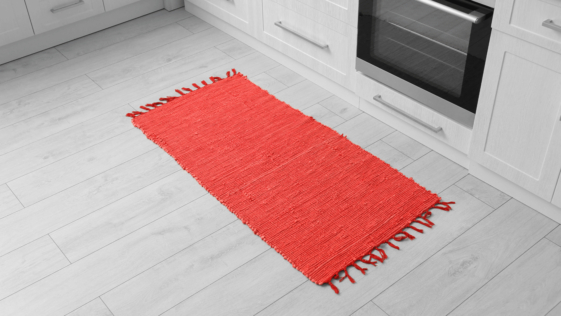suelo vinílico: suelo de vinilo en cocina con alfombra roja