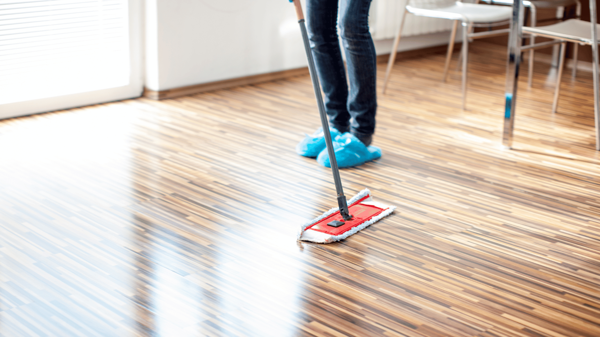 parquet de vinilo: limpieza de parquet de vinilo con mopa