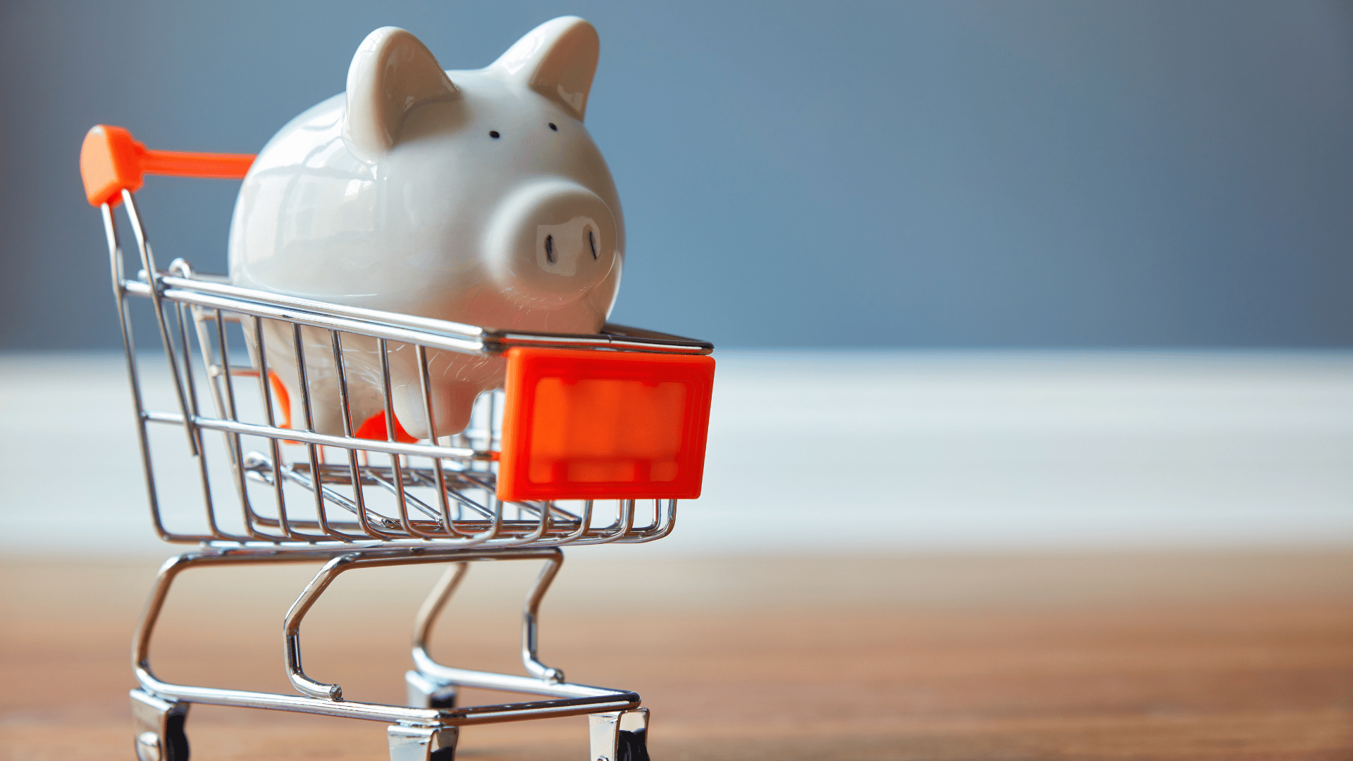 presupuesto de parquet: hucha de cerdito dentro de carrito de la compra