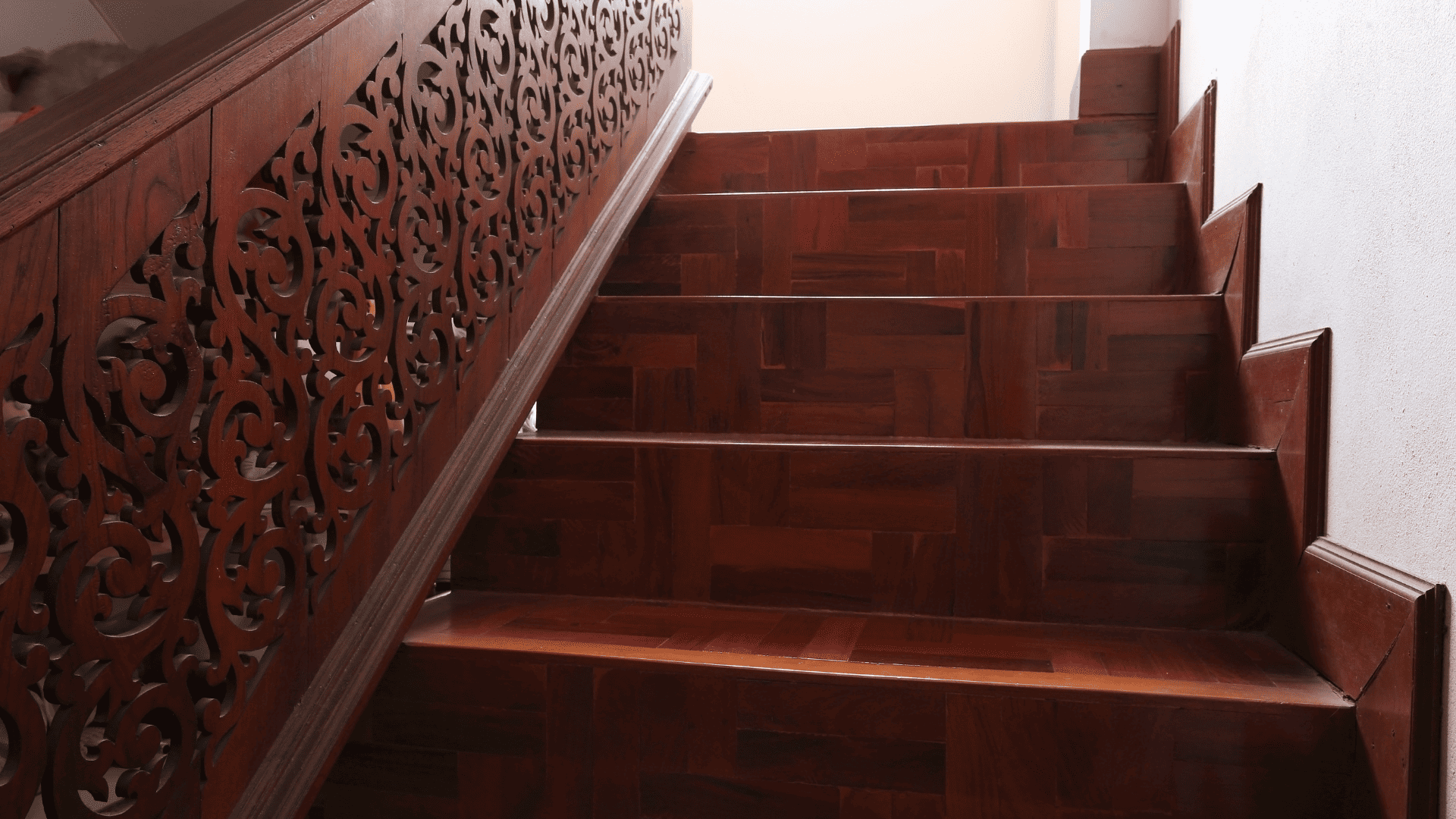 Revestimiento de escaleras con parquet